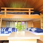 Schlaffaesser Am Haus Der Schmetterlinge * 乌斯拉尔